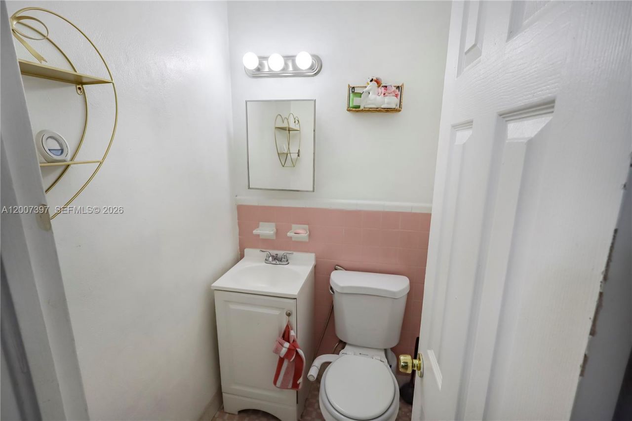 571 E 60th St, Hialeah, FL 33013 Photo