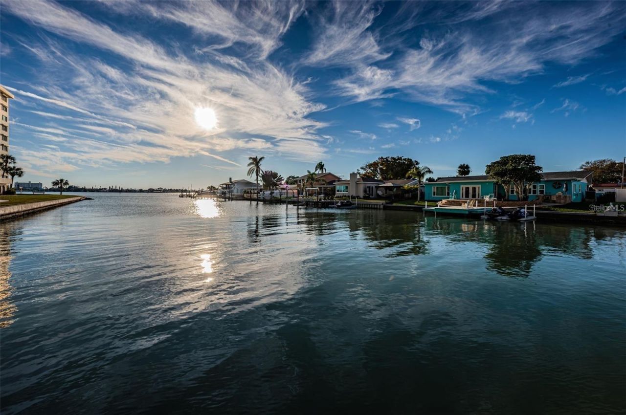 4725 Cove Circle , Unit 210, Saint Petersburg, FL 33708 Photo