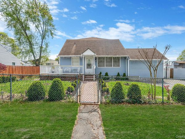 34 E Beech Street , Central Islip, NY 11722