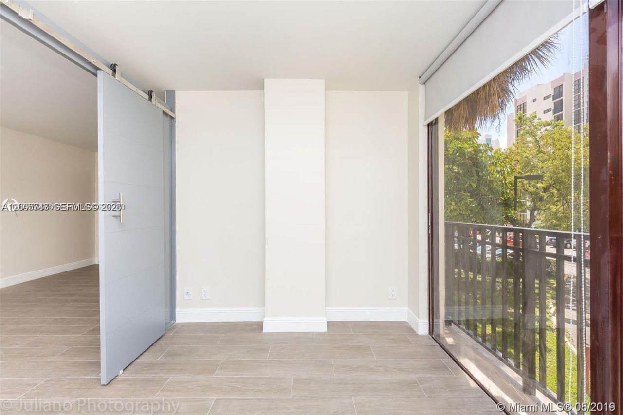 16919 N Bay Rd , Unit 218, Sunny Isles Beach, FL 33160 Photo