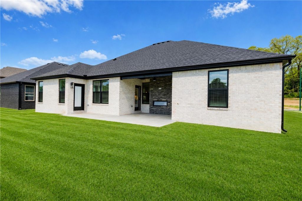 2107 N Chanae Street, Siloam Springs, AR 72761 Main Photo
