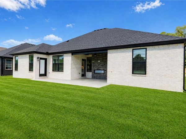 2107 N Chanae Street , Siloam Springs, AR 72761