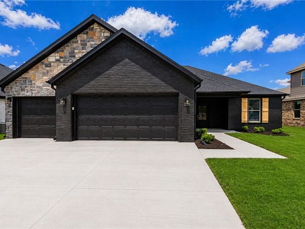 2105 N Chanae Street , Siloam Springs, AR 72761