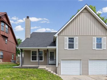 1422 La Chateau Drive, Liberty, MO 64068