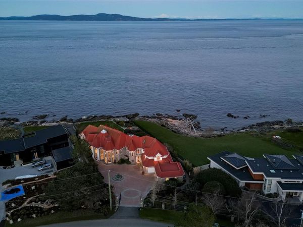 5030 Lockehaven Dr , Saanich, BC V8N 4J5