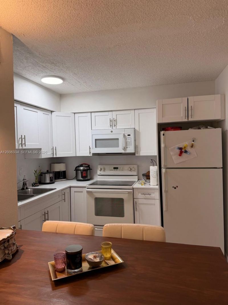 5055 NW 7th St, Unit 405, Miami, FL 33126 Photo