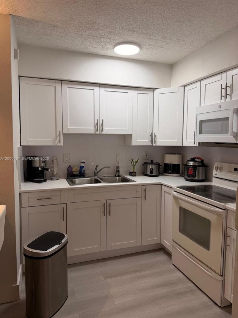 5055 NW 7th St, Unit 405, Miami, FL 33126 Photo
