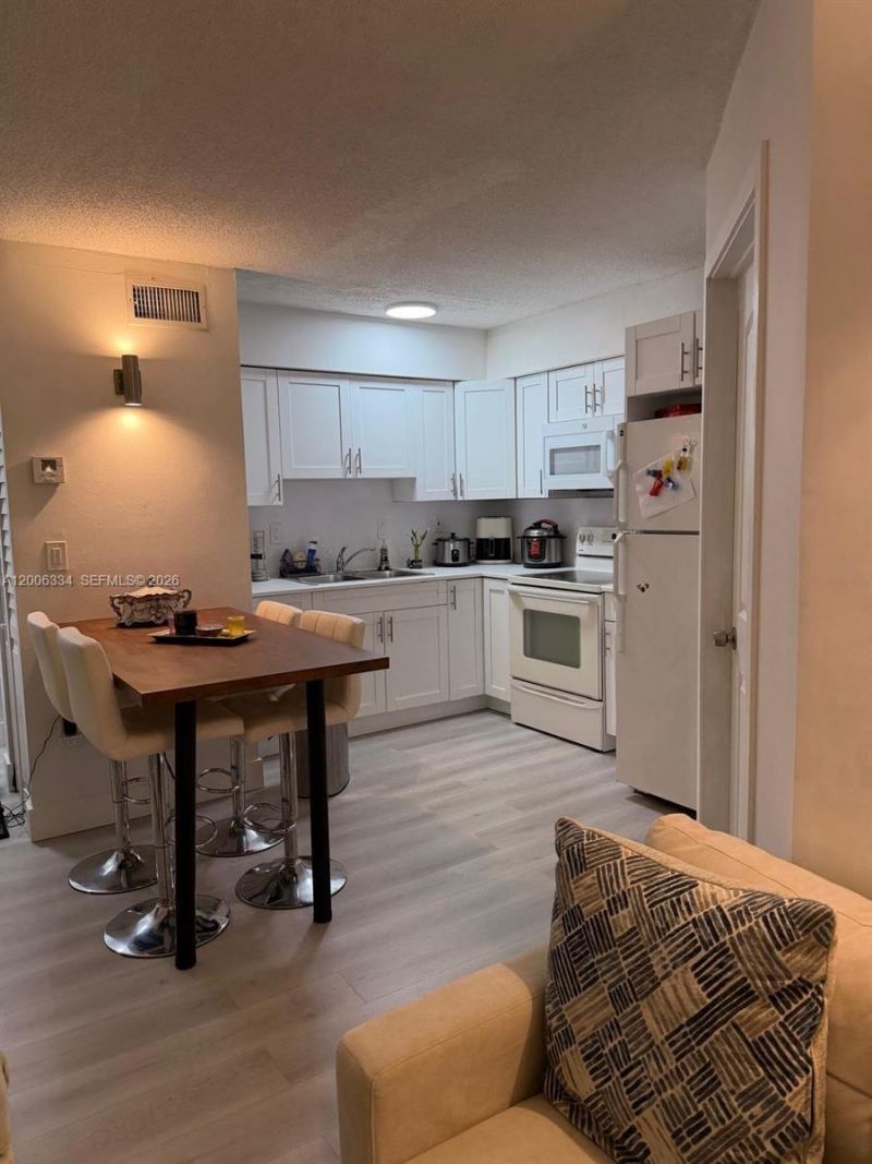 5055 NW 7th St, Unit 405, Miami, FL 33126 Photo