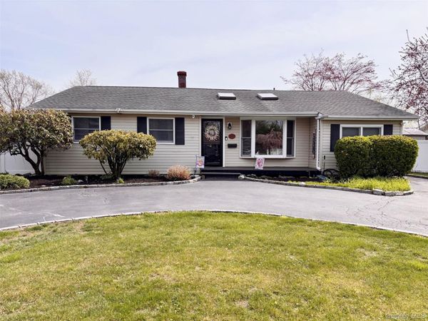 212 Matthews Road, Oakdale, NY 11769