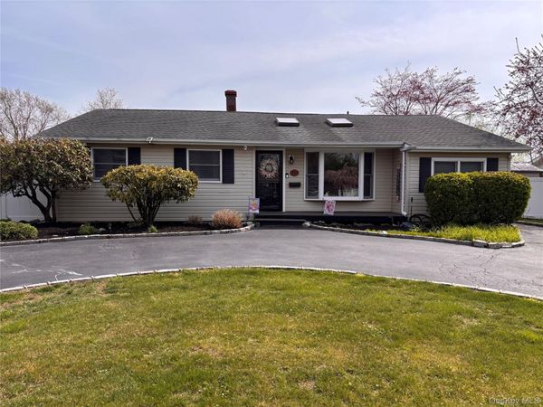212 Matthews Road, Oakdale, NY 11769