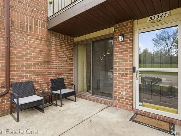 33547 Pondview Circle , Livonia, MI 48152