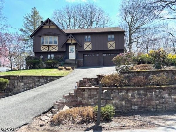 8 Loyola Ct, Hopatcong, NJ 07843