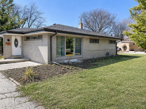 2985 Arbor DRIVE, Brookfield, WI 53005