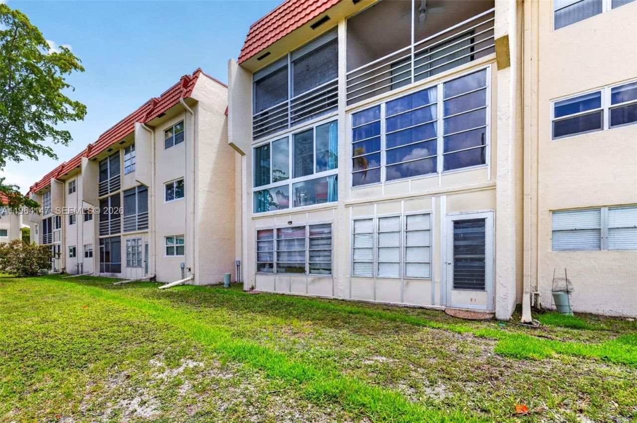 8040 N Sunrise Lakes Dr, Unit 108, Sunrise, FL 33322 Photo