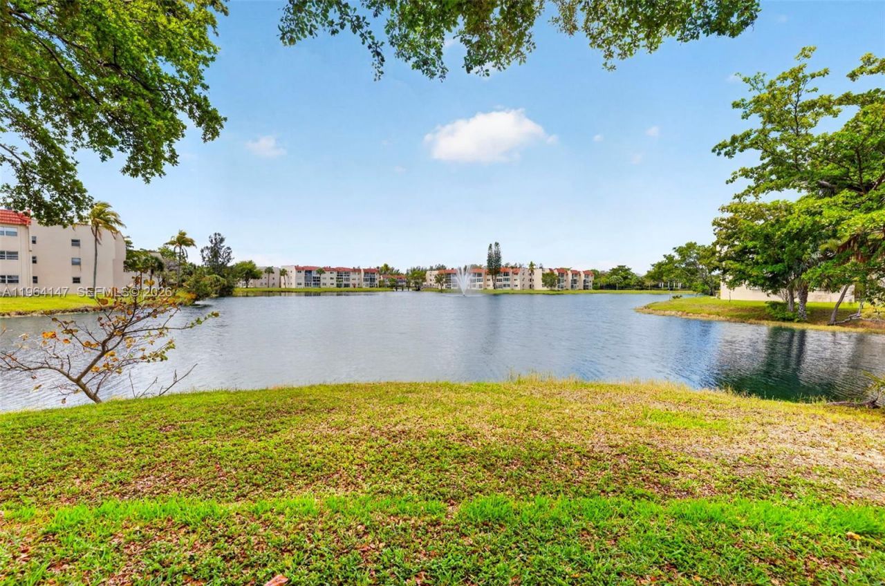 8040 N Sunrise Lakes Dr, Unit 108, Sunrise, FL 33322 Photo