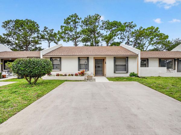 6105 Fairfield Circle, Greenacres, FL 33463