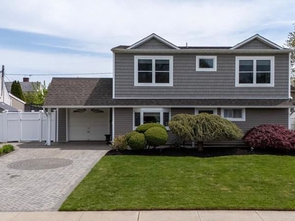 35 MARTIN, Westbury, NY 11590