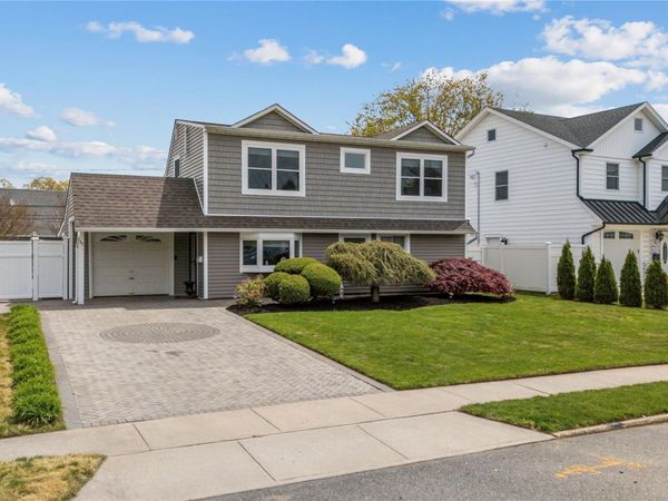 35 MARTIN, Westbury, NY 11590
