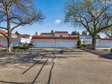 1805 Eagle Ridge Drive, Unit 4, Mendota Heights, MN 55118