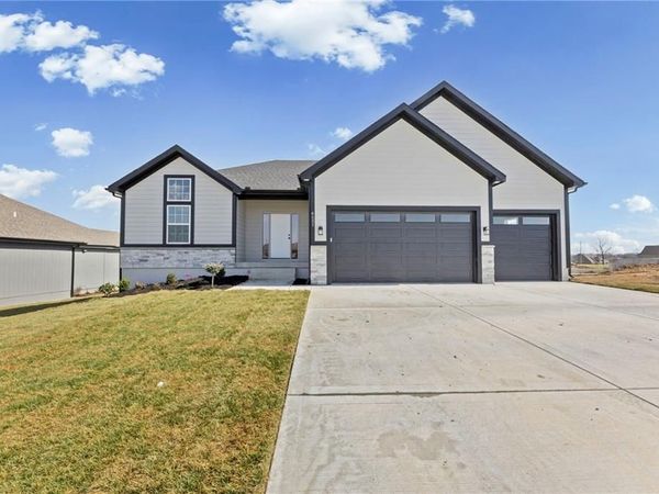 4467 Tee Box Drive, Basehor, KS 66007