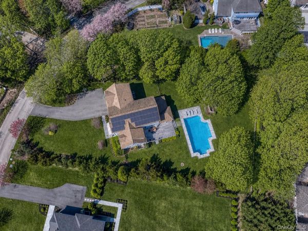 17 Willowood Court , Westhampton, NY 11977