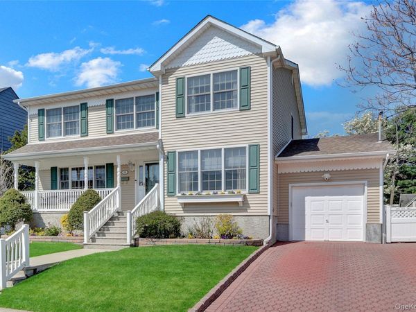 18 Hampton Road , Lynbrook, NY 11563