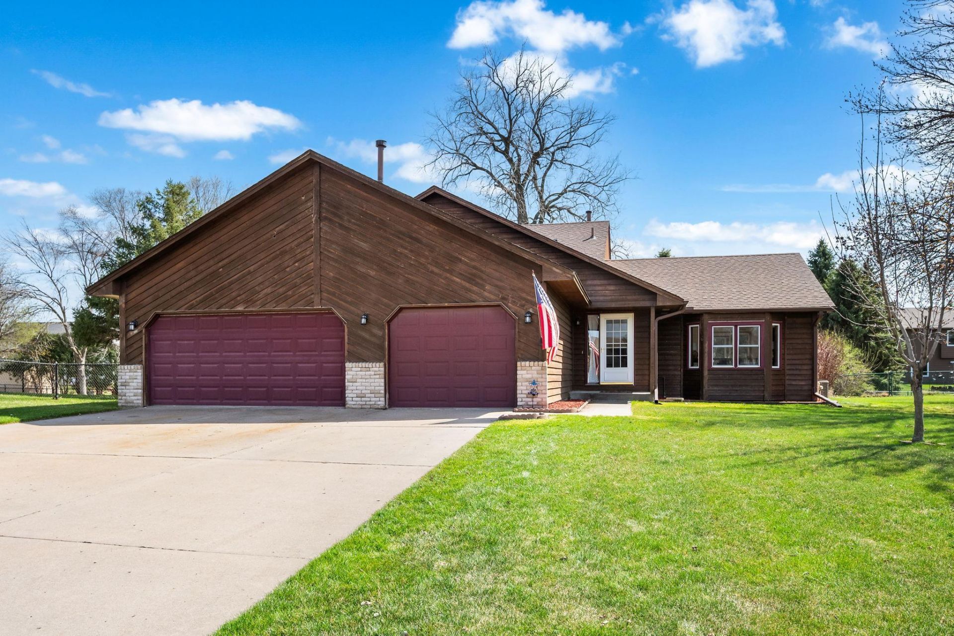 9237 Queens Gardens Brooklyn Park, MN 55443