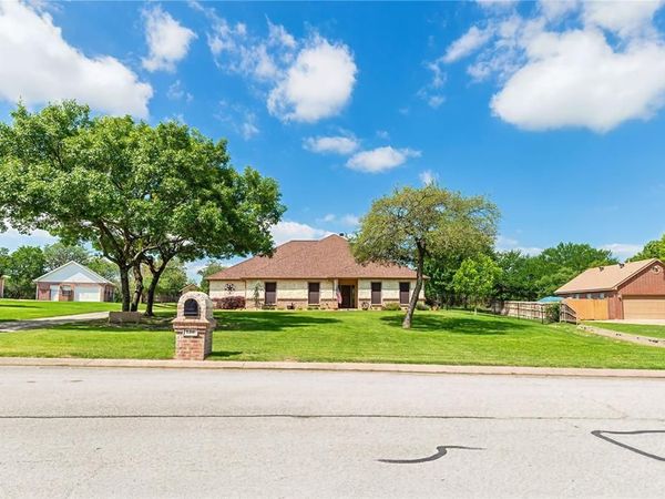 136 Oakwood Court, Lakeside, TX 76135