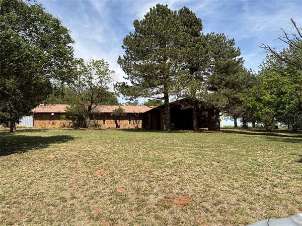 10296 N 2310 Road, Clinton, OK 73601