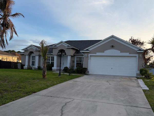 956 SW Del Rio Boulevard, Port St. Lucie, FL 34953