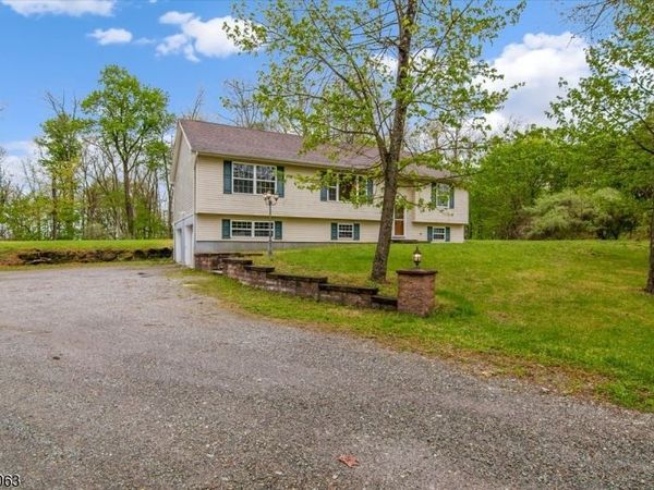 2 Oak St, Newton, NJ 07860