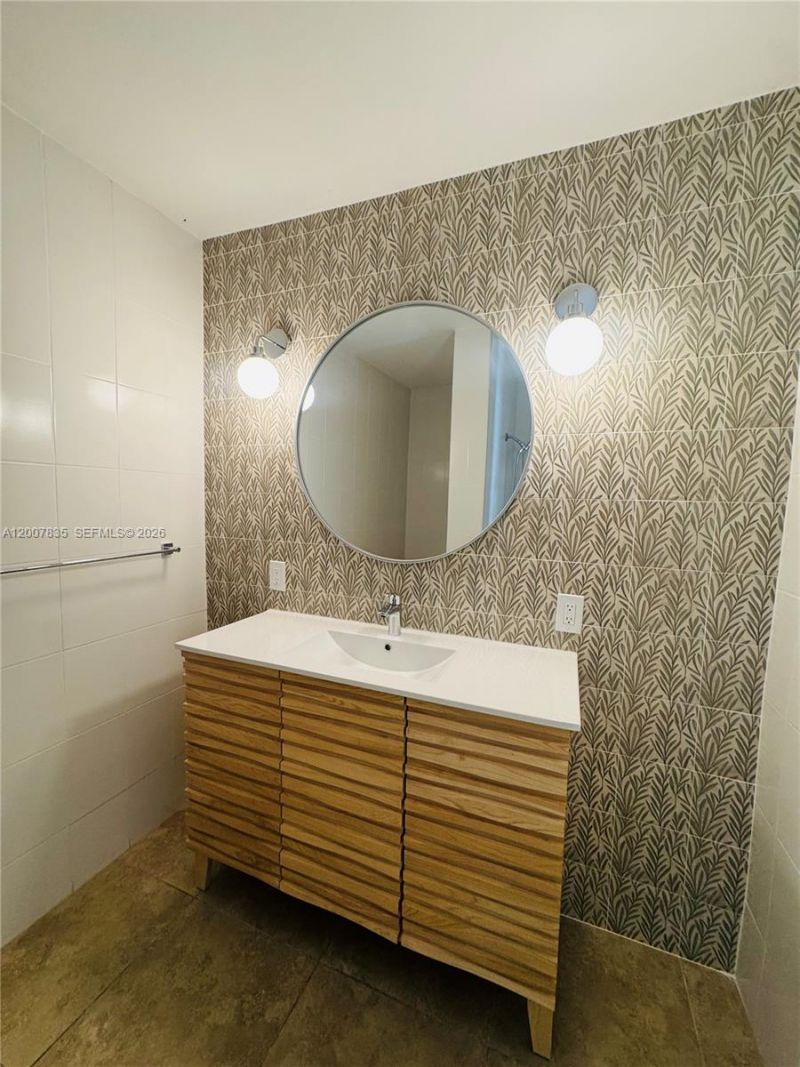 2816 Pine Tree Dr , Unit 3, Miami Beach, FL 33140 Photo