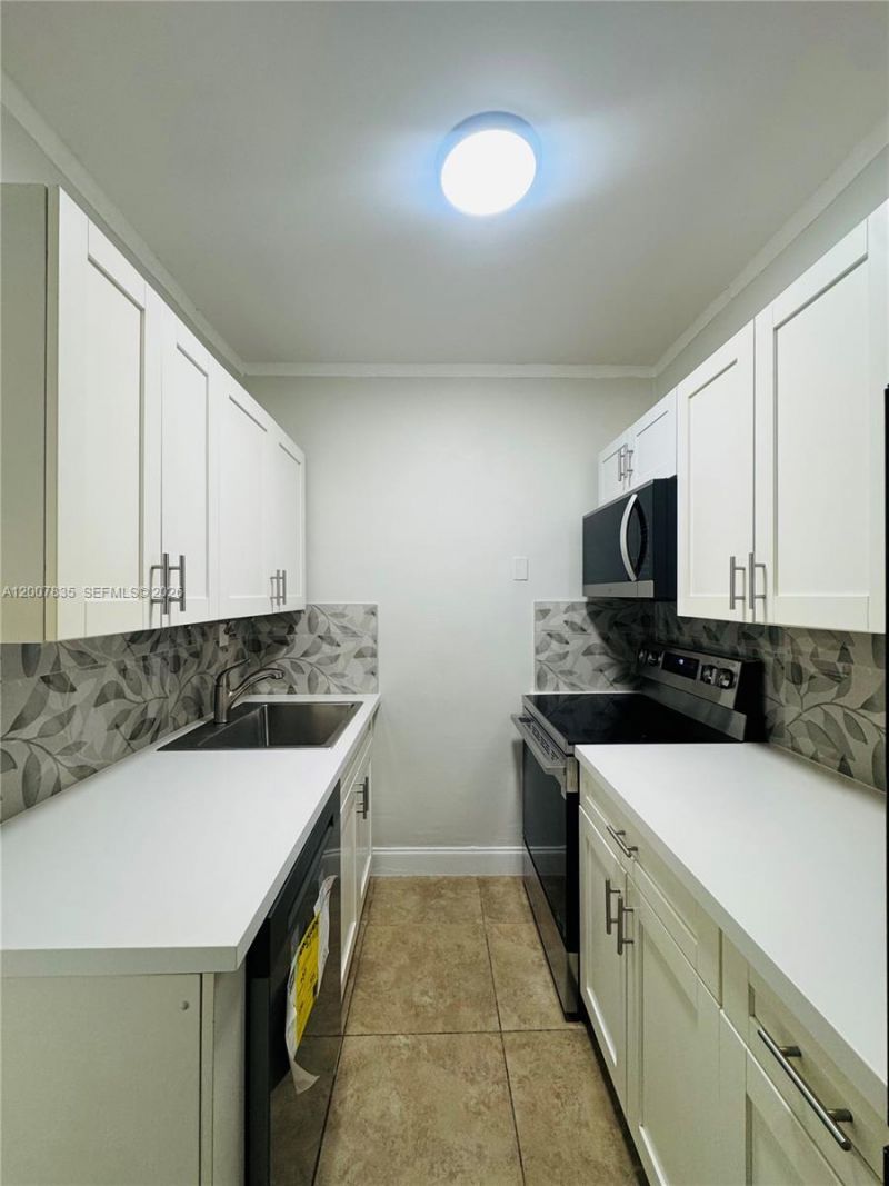 2816 Pine Tree Dr , Unit 3, Miami Beach, FL 33140 Photo
