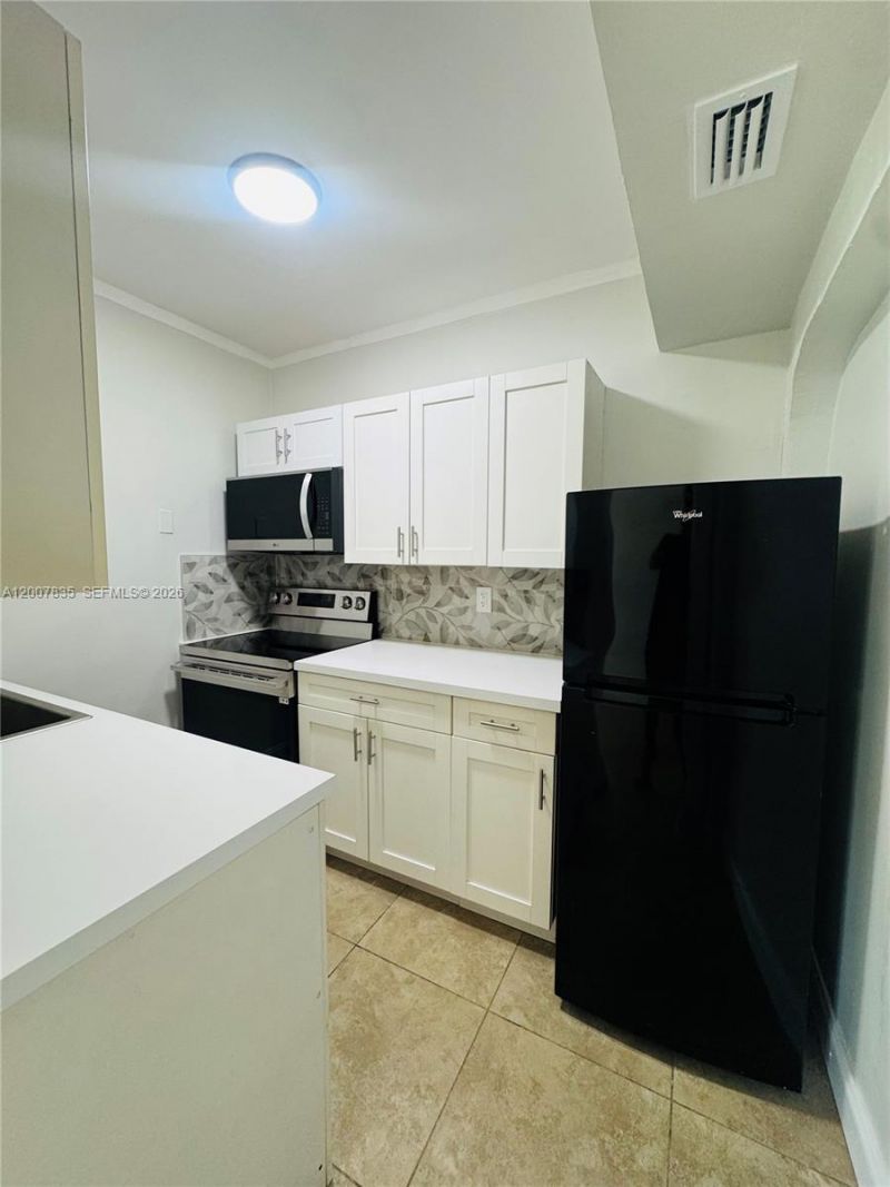 2816 Pine Tree Dr , Unit 3, Miami Beach, FL 33140 Photo