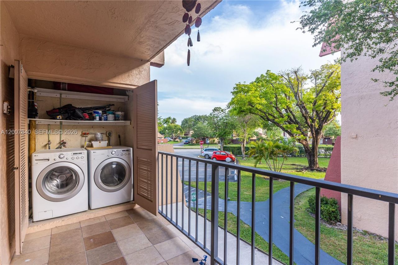 13715 Kendale Lakes Cir, Unit A-211, Miami, FL 33183 Photo