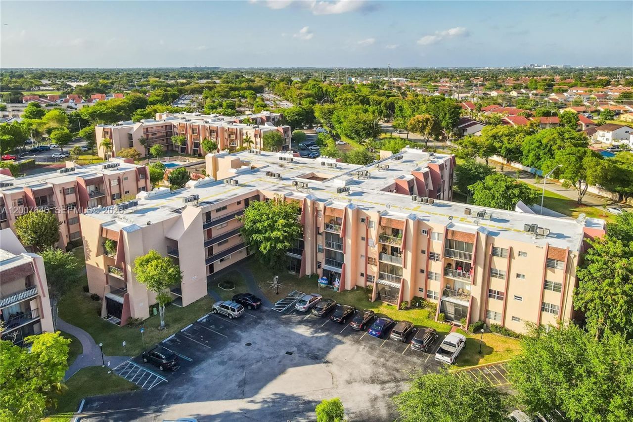 13715 Kendale Lakes Cir, Unit A-211, Miami, FL 33183 Photo