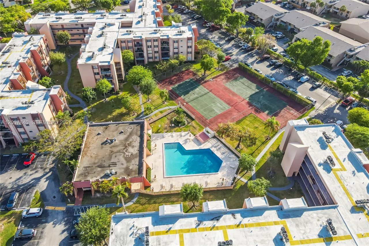 13715 Kendale Lakes Cir, Unit A-211, Miami, FL 33183 Photo