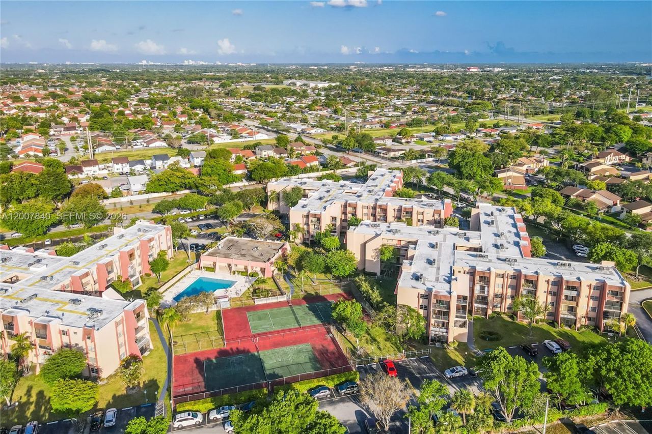 13715 Kendale Lakes Cir, Unit A-211, Miami, FL 33183 Photo