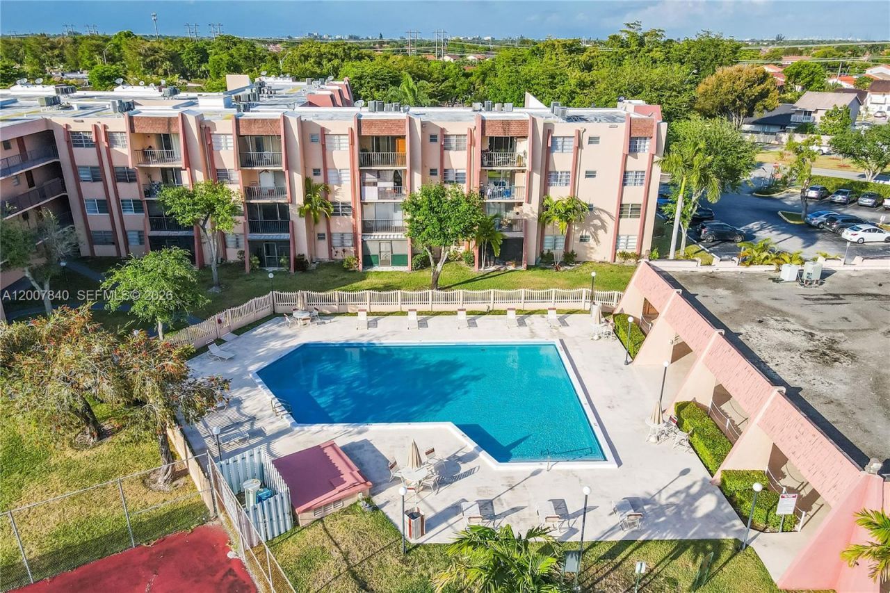 13715 Kendale Lakes Cir, Unit A-211, Miami, FL 33183 Photo
