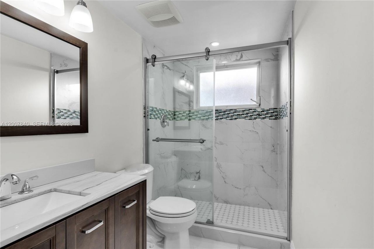 13715 Kendale Lakes Cir, Unit A-211, Miami, FL 33183 Photo