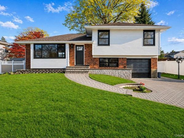 10 Lincoln Street , Farmingdale, NY 11735