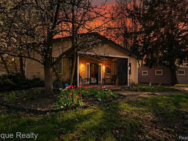 2706 Genes Drive , Auburn Hills, MI 48326