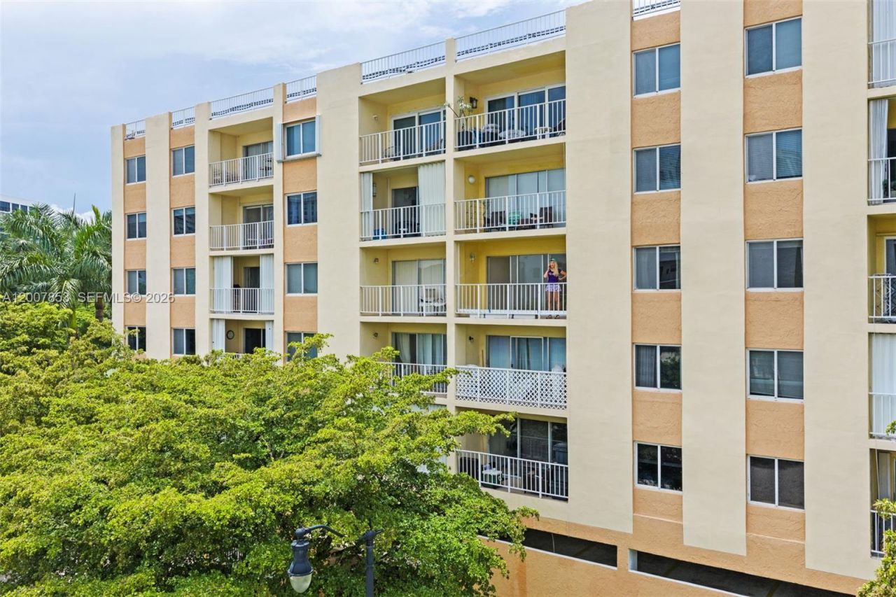 200 178th Dr, Unit 505, Sunny Isles Beach, FL 33160 Photo