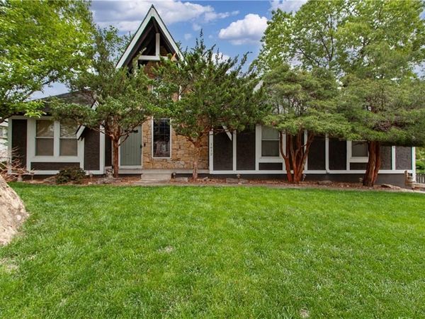 1612 SW WHITE OAK Lane, Blue Springs, MO 64015