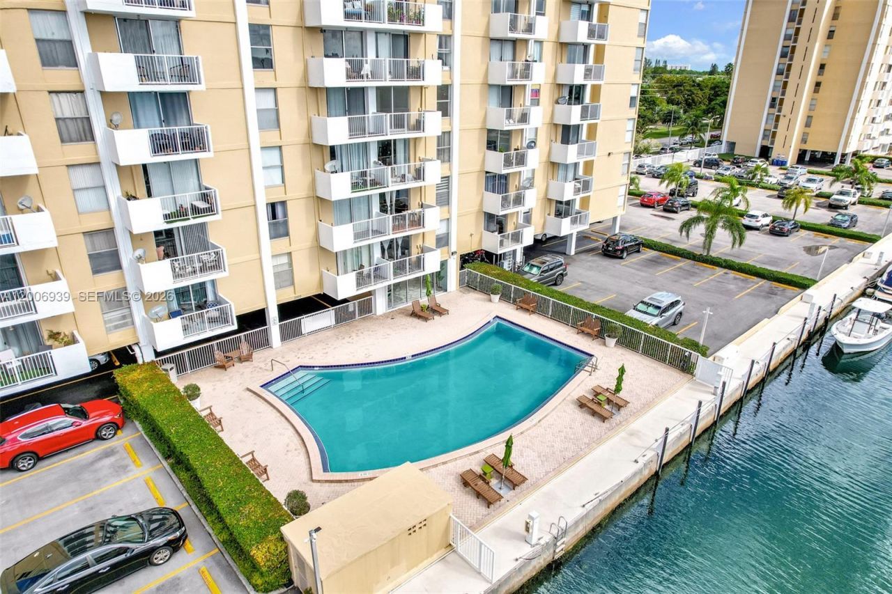 2000 NE 135th St, Unit 411, North Miami, FL 33181 Photo