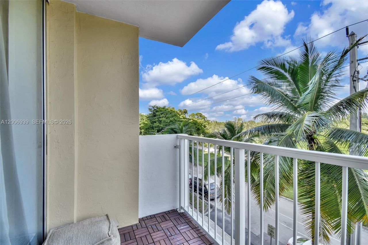 2000 NE 135th St, Unit 411, North Miami, FL 33181 Photo