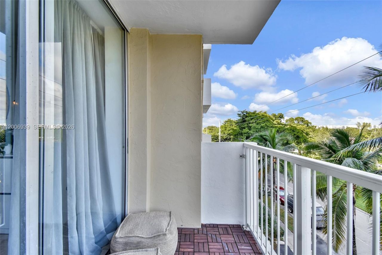 2000 NE 135th St, Unit 411, North Miami, FL 33181 Photo