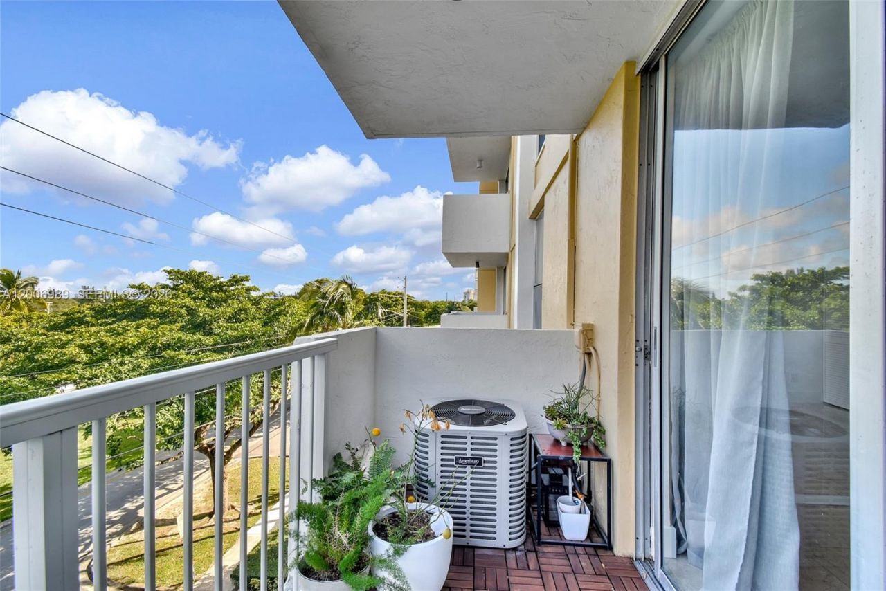 2000 NE 135th St, Unit 411, North Miami, FL 33181 Photo