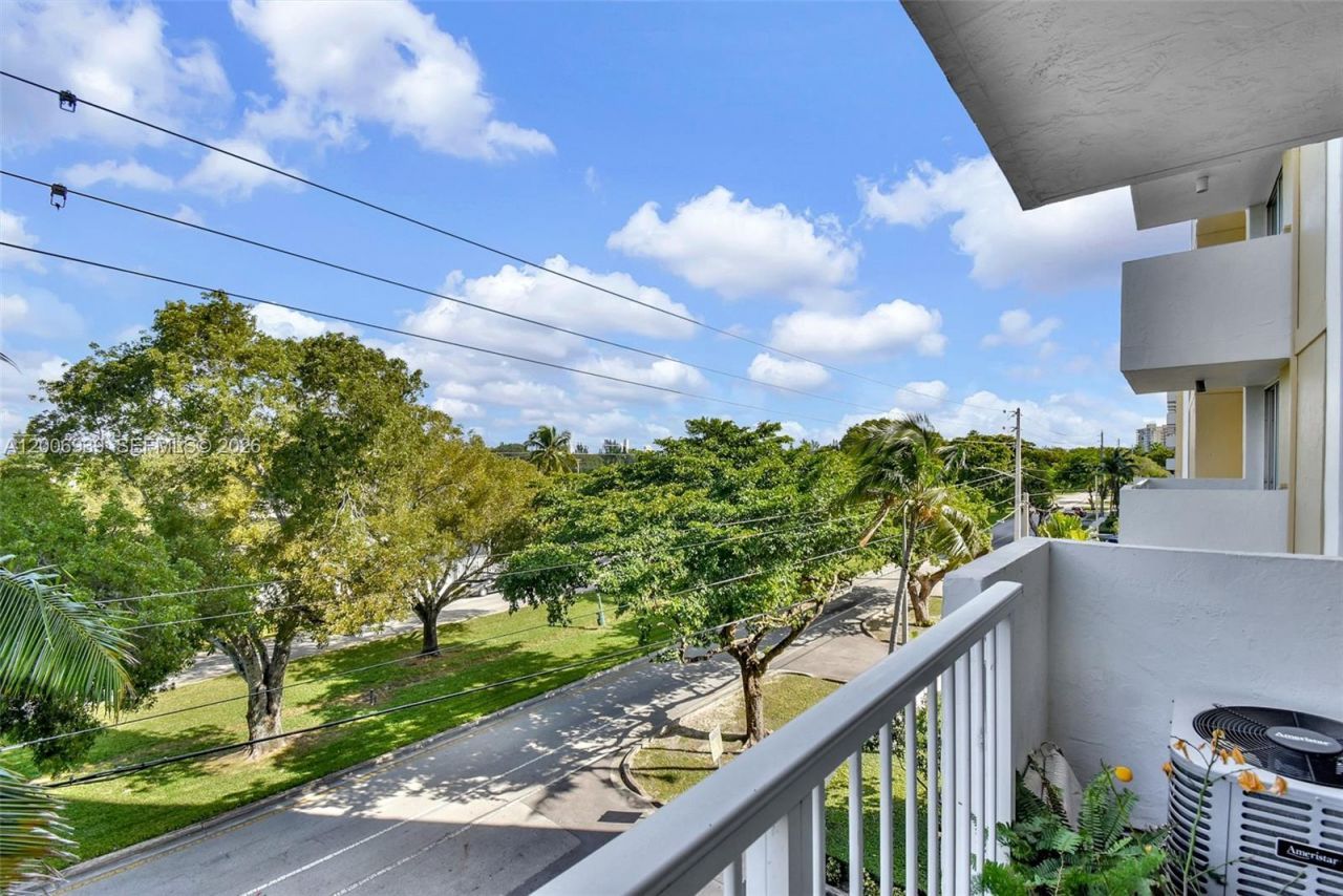 2000 NE 135th St, Unit 411, North Miami, FL 33181 Photo