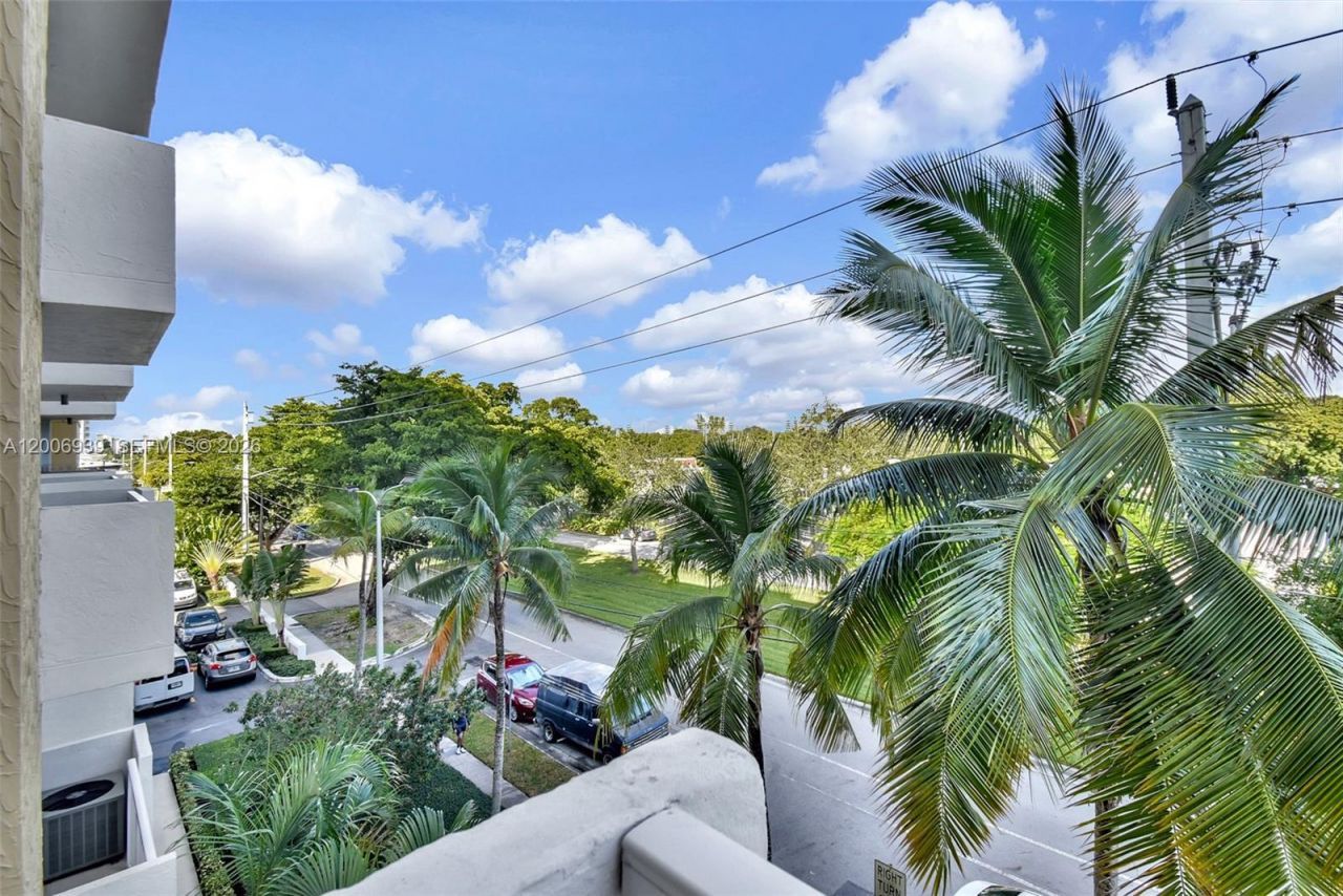 2000 NE 135th St, Unit 411, North Miami, FL 33181 Photo